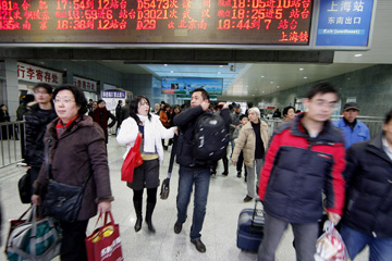 Chine:  Pic de voyageurs de retour en train apr&egrave;s la f&ecirc;te