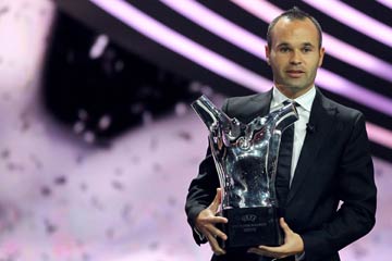 Iniesta sacré meilleur joueur d'Europe de l'UEFA pour la saison 2011/12