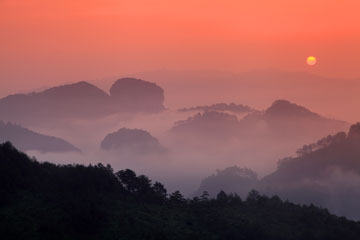 Chine : lever de soleil sur le mont Wuyi