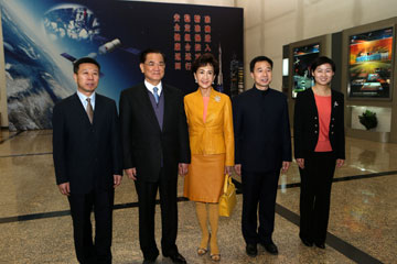 Lien Chan appr&eacute;cie les progr&egrave;s de l'a&eacute;rospatiale de la partie continentale de la Chine