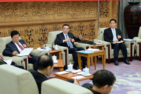 Des dirigeants et législateurs chinois discutent du rapport d'activité du gouvernement