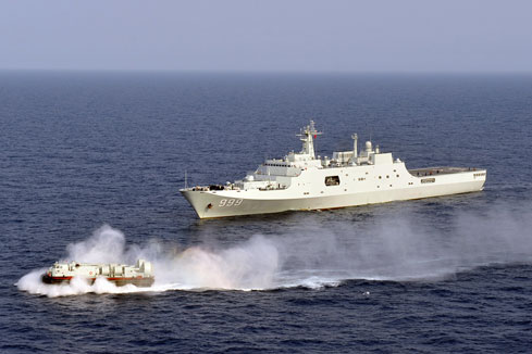 Des navires de guerre de la marine chinoise mènent des manoeuvres en haute mer