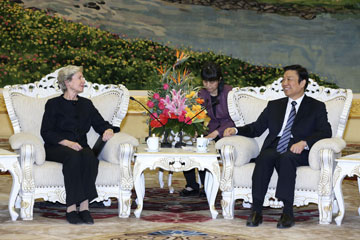 Le vice-président chinois rencontre une délégation du Forum international des femmes