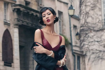 Le mannequin Liu Wen pose pour un magazine