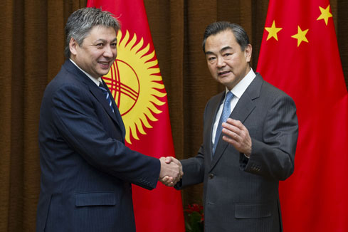 Le ministre chinois des Affaires étrangères s'entretient avec son homologue kirghiz