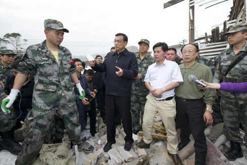 Li Keqiang dirige les opérations de secours dans la région de l'épicentre