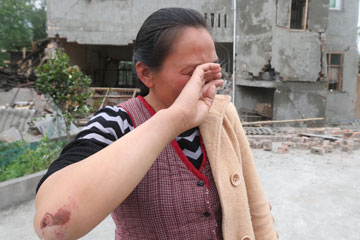 Séisme de Lushan : les visages de la tragédie, entre larmes et douleur