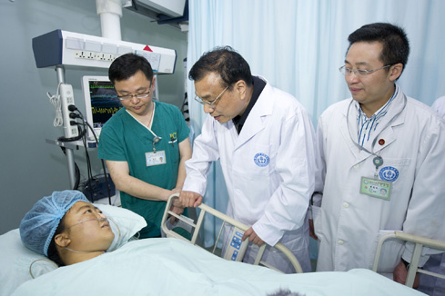 (Séisme de Lushan) Le Premier ministre rend visite aux blessés