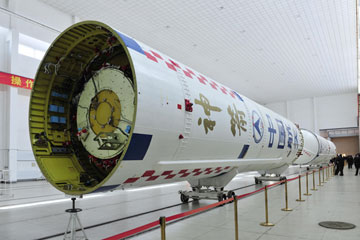 Livraison de la fus&eacute;e porteuse de Shenzhou-10 au centre de lancement