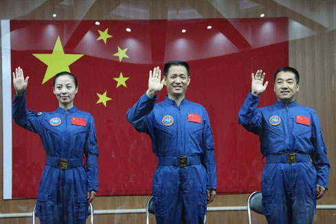 Les astronautes de Shenzhou-10 rencontrent les m&eacute;dias