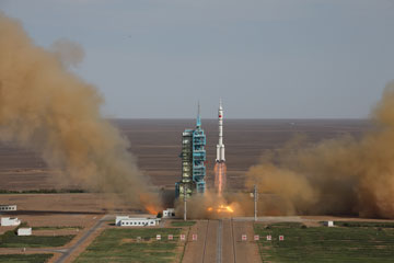 La Chine lance avec succ&egrave;s son vaisseau spatial habit&eacute; Shenzhou-10