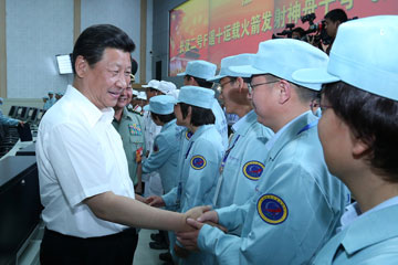 Le président chinois partage sa joie avec le personnel du programme spatial