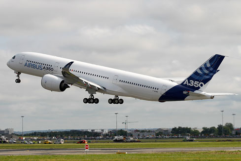 France : le nouvel avion A350XWB ach&egrave;ve son premier vol