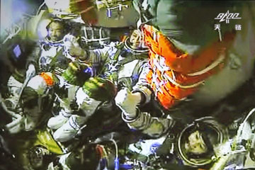Succ&egrave;s de l'amarrage manuel entre Shenzhou-10 et le module Tiangong-1