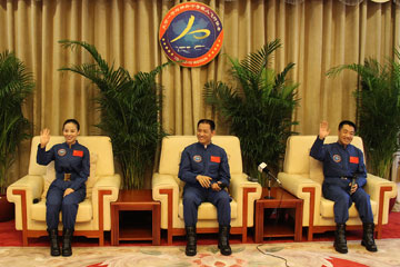 Fin de la p&eacute;riode de quarantaine pour les astronautes de Shenzhou-10