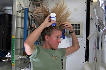L'astronaute explique comment se laver les cheveux dans l'espace