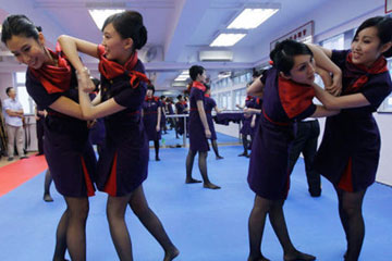 Les hôtesses de l'air hongkongaises formées aux arts martiaux
