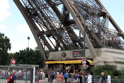 La Tour Eiffel évacuée après une alerte à la bombe