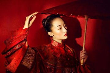 L'actrice chinoise Zhou Dongyu pose pour un magazine
