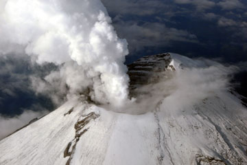 Des vapeurs et des cendres s'élève du cratère du volcan Popocatepetl au Mexique