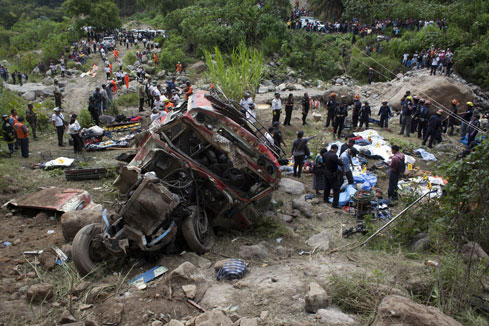 35 tu&eacute;s et 50 bless&eacute;s dans un accident de bus dans le centre du Guatemala