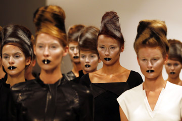 Semaine de mode printemps-été 2014 de Londres: défilé des créations de la marque PINGHE