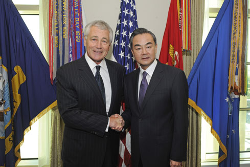 Wang Yi et Chuck Hagel saluent l'amélioration des relations militaire sino-américaines