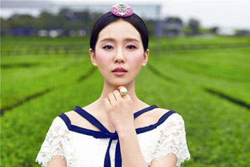 L'actrice chinoise Liu Shishi pose pour un magazine