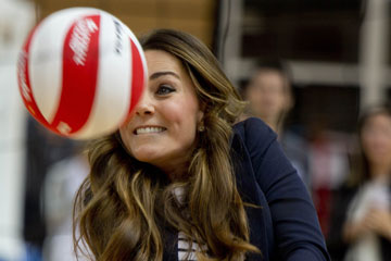 Photos: Kate Middleton joue au volley-ball