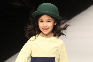 D'adorables mannequins enfants lors de la semaine de mode de Shanghai