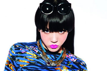 La chanteuse chinoise Wu Mochou pose pour un magazine