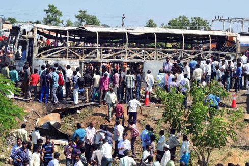 44 passagers tu&eacute;s dans un incendie de bus dans le sud de l'Inde