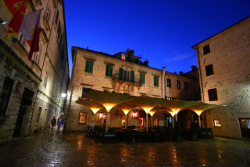 Photos: vues nocturnes de la vieille ville de Kotor au Monténégro