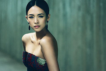 L'actrice chinoise Zhang Ziyi pose pour un magazine