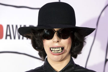 Photos - Lady Gaga avec son "dentier" effrayant pour les YouTube Music Awards