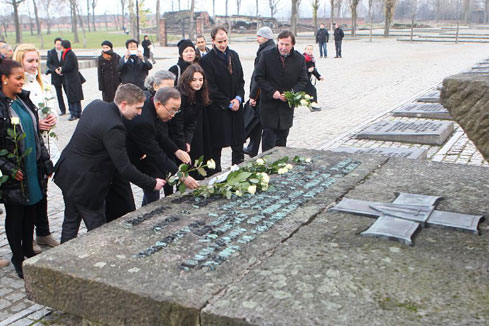 Le chef de l'ONU visite l'ancien camp de concentration d'Auschwitz en Pologne