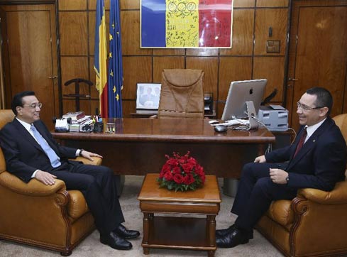 Li Keqiang appelle à des efforts tous azimuts pour faire avancer l'amitié et la coopération entre la Chine et la Roumanie