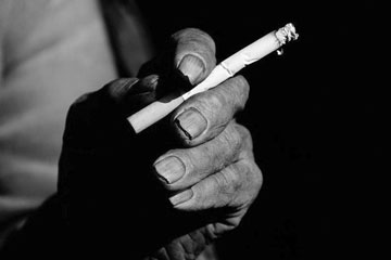 Fumer apr&egrave;s un diagnostic de cancer augmente le risque de d&eacute;c&egrave;s (&eacute;tude)