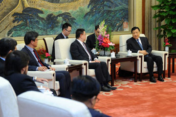 Liu Yunshan rencontre des représentants de médias étrangers