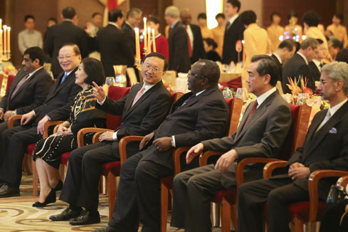 La Chine contribuera davantage à la paix dans le monde : ministre des AE