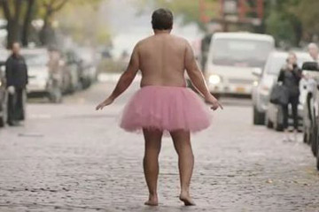 Il parcourt les États-Unis en tutu pour faire rire sa femme atteinte d'un cancer