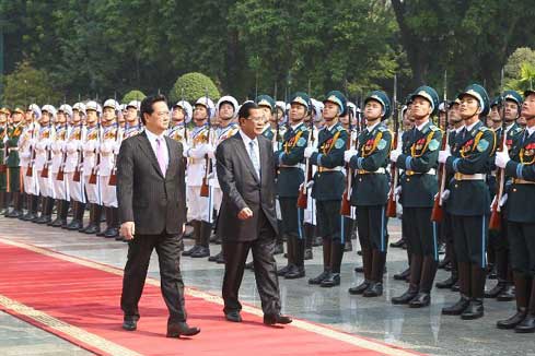 Le Premier ministre cambodgien en visite au Vietnam