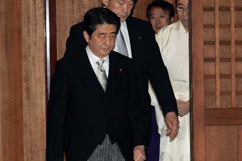 Abe visite le sanctuaire controversé Yasukuni en dépit de l'opposition des pays voisins