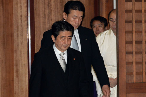 La visite d'Abe à un sanctuaire controversé attise de nouvelles tensions en Asie (journaux américains)