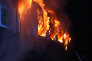 23 morts et 12 bless&eacute;s dans un incendie d'un train en Inde (source officielle)