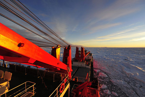 Le brise-glace chinois Xuelong pi&eacute;g&eacute; &agrave; son tour apr&egrave;s avoir secouru le navire russe Akademik Shokalskiy