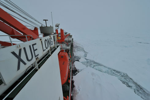 Le brise-glace chinois pi&eacute;g&eacute; en Antarctique se pr&eacute;pare &agrave; tenter une sortie si la m&eacute;t&eacute;o est favorable