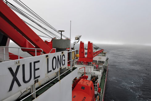 Le brise-glace chinois pi&eacute;g&eacute; en Antarctique parvient &agrave; se lib&eacute;rer