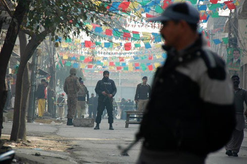 Pakistan: 13 morts dans un attentat suicide sur un marché