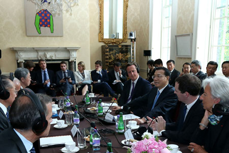 Le Premier ministre chinois appelle &agrave; un d&eacute;veloppement inclusif lors d'une table ronde mondiale